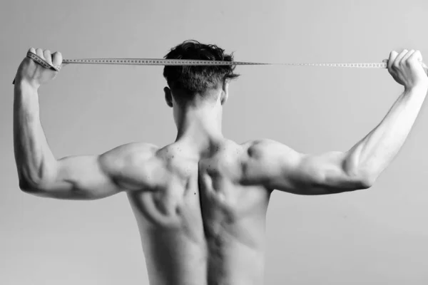 Föda och hälsosam livsstil koncept: man med muskulös rygg — Stockfoto