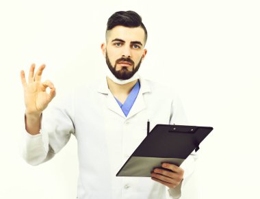 Sakallı doktor reçeteler için klips klasörü tutuyor.