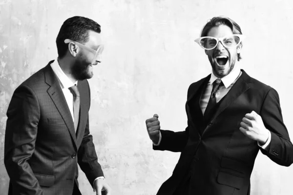 Концепция успеха бизнеса. бизнесмены в костюмах и смешных очках празднуют сделку — стоковое фото