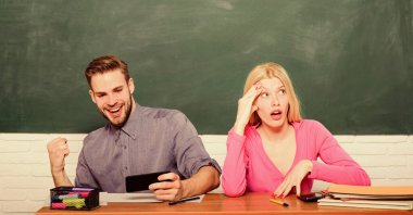 Üniversite okuyan arkadaşlar. Üniversite eğlencesi. Modern eğitim. Üniversitede eğleniyorum. Kolejin tadını çıkarıyorum. Kız ve erkek dertsiz tasasız sınıfta otururlar. Üniversitede ya da üniversitede okumak