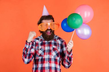 Kaygısız eğlence. Balonlarla eğleniyorum. Yıldönümü için hazırlanın. En iyi etkinlik yöneticisi. Vahşi erkek partide. Doğum günü şapkalı komik adam. Mutlu bayramlar. Partiye katılanlar çıldırıyor.