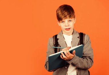 Ev ödevi. Not yazıyorum. İnek yaşam tarzı. Çocuk ders çalışıyor. Temel eğitim. Yetenek ve bilgi. Kitaplı öğrenci. Yabancı dil öğreniyorum. Çocuklar için eğitim. Çocuk bakımı. Okul eğitimi kavramı