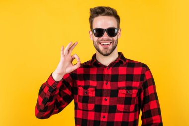 Onun mükemmel tarzı. Yakışıklı adam kareli gömlek giyiyor. Tıraşsız, sıradan bir adam. Erkek kuaför ve berber dükkanı. Erkek güzellik eğilimi. Gözlüklü kıllı sakallı adam. yüz kılları ve cilt bakımı