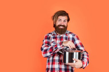 Yemeğin tadını çıkarıyorum. Mutfaktaki aşçıda tencereyi pişirirken. Yemek hazırlamak ve yemek pişirmek. Mutfak aletleri. Mutfak reklamı. Tencereli adam. Adam yeni marka tavayı tutuyor. Mutfak gereçleri