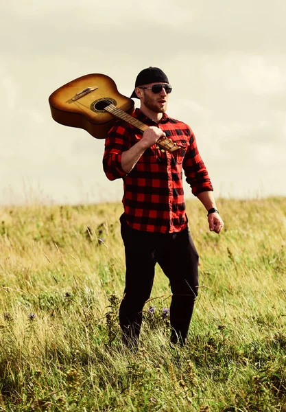 Unidos con la naturaleza. Vacaciones de verano. Un vagabundo soñador. Humor pacífico. Canción de senderismo. Músico buscando inspiración. Inspirando la naturaleza. Hombre guapo con guitarra contemplar la naturaleza. En busca de musa —  Fotos de Stock