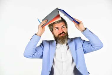 Kontrol sorumluluktur. Finansal uzman. İş sözleşmeleri. Resmi takım elbiseli bir adam elinde bilgi tutuyor. Teftiş. Kontrol konsepti. Her şeyi kontrol et. Belgeli bir iş adamı