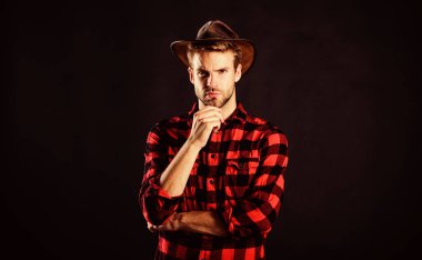 Kovboy tarzı. Klasik tarz adam. Vahşi Batı eski kovboy. Kırsal kesimdeki kovboy. Batı. Vahşi batı rodeosu. Şapkalı yakışıklı adam. Batı kovboy portresi. Çiftlikte kareli gömlek