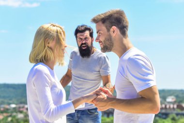 Zorlu ilişkiler. Romantik ilişkiler. İlişki sorunu. Evlilik ve boşanma. Kıskançlık hissi. Eğer içinizden birinin bu ikisinin evlenmemesi için bir nedeni varsa. Aşk üçgeni. Ortak ilişkileri