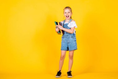 Küçük kız kalemleri tutuyor. Resmi çiz. Boyamaya hazır. Kırtasiye malzemeleri dükkanı. Mutlu çocukluk. Okula dönüyorum. Çocuklar için gelişim ve aktivite. yaratıcılığı ifade et