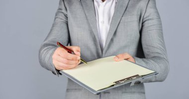İmzanız gerekiyor. Ofisinde dosyası olan beyaz bir işadamı. Not alan sakallı adamın portresi. Belgeler için kendine güvenen iş adamı klasörü tutuyor. İş adamları ve şirket kavramı