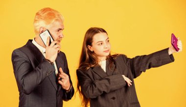 Medya içeriği. Sosyal ağlar. Başvuru çevrimiçi hizmetler. İnternet sörfü. Akıllı telefonları olan bir adam ve bir kız. Modern iletişim. Mobil iletişim. İletişim yetenekleri. İş iletişimi