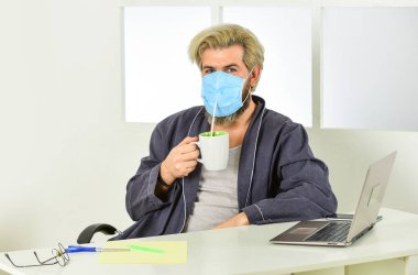 Bulaşıcı hastalıklar için önleyici önlemler. Çevik iş. Evde kal konsepti. Koronavirüs salgını. Bilgisayarda çalışan bir iş adamı. Evde öğrenim ve öğrenim görüyorum.