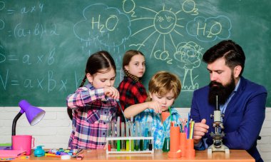 Biyoloji okulu laboratuvar ekipmanları. Biyoloji eğitimi. Mikroskop. Okula dönüyorum. Laboratuvarda kimyasallarla ya da mikroskopla deney yapmak. Mutlu çocuk öğretmenim. Modern tıbbın geliştirilmesi