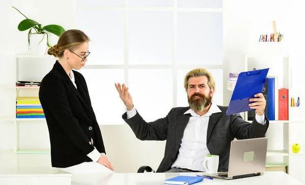 Negocios exitosos. Pareja de negocios trabajando. Un par en la oficina. Distribuir obligaciones y organizar el equipo de trabajo. Hombre y mujer. Construir carrera. Secretaria de oficina. Director gerente jefe. Informe empresarial — Foto de Stock