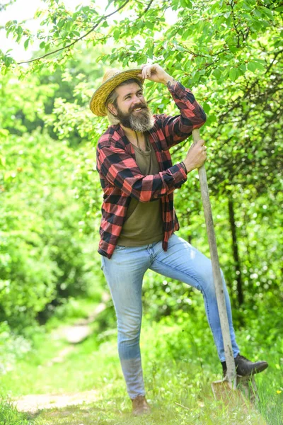 Ferramentas para jardinagem. Ferramentas de jardim que todos os jardineiros devem ter. Cuide deles e guarde-os com cuidado. Jardineiro trabalhador agrícola com ferramentas de jardim. agricultor caucasiano paisagem natureza fundo — Fotografia de Stock