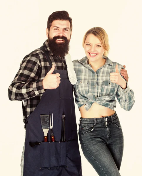 Maakte de juiste keuze. Verliefd stel houden keukengerei vast. Man met baard, hipster en meisje. Voorbereiding en culinair. Een picknick barbecue. recept voor het koken. Gereedschap voor het roosteren van vlees. Familieweekend — Stockfoto