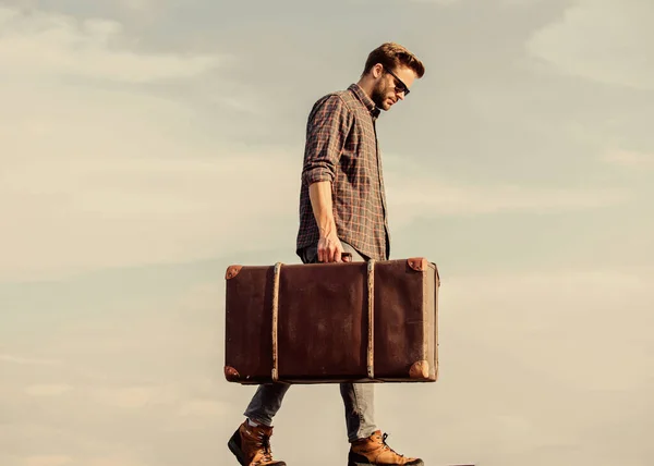 Experimenta la emoción. estilo de moda masculina. Pareces tan de moda. sexy hombre cielo fondo. macho hombre turístico bolsa de viaje. viajero espera el vuelo. Muévanse. hombre de negocios con gafas. viaje de negocios —  Fotos de Stock