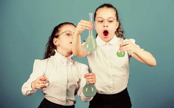 Βελτίωση της σύγχρονης ιατρικής. Μικρά έξυπνα κορίτσια με δοκιμαστικό φλασκί. Πίσω στο σχολείο. παιδιά στο εργαστήριο χημείας. Βιολογική εκπαίδευση. Ο σχολικός επιστήμονας σπουδάζει επιστήμη. σύγχρονο εργαστήριο. σύγχρονη εκπαίδευση — Φωτογραφία Αρχείου