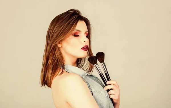 Sexy mujer con profesional maquillaje cepillo. sexualidad. cosméticos para el cuidado de la piel. peluquería de belleza. espacio de copia. Lápiz labial y sombra de ojos. maquillaje de moda visage. mujer sensual con pelo largo, estilo —  Fotos de Stock