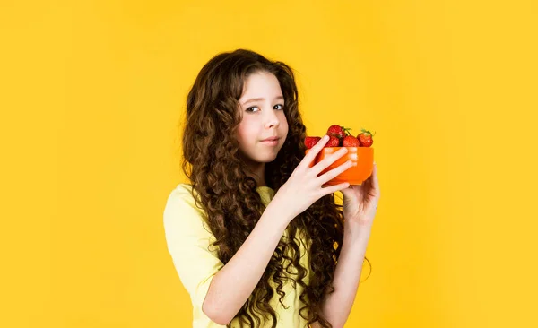 Is het goed genoeg? kinderen gezondheidszorg. gezond ontbijt van een klein kind. voedings- en vitamineconcept. Zomerbessenoogst. Kind houdt van aardbei. Een klein meisje dat aardbeien eet. gezonde voeding — Stockfoto