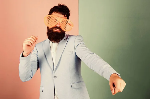 Mergulhar em celebração. Homem com barba comprida e roupa formal. Empresário brincalhão a celebrar. Óculos de festa de homem barbudo celebrando. Hipster em óculos extravagantes acessório de moda celebrando férias — Fotografia de Stock