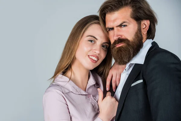 Tempo d'amore. uomo maturo con fidanzata. relazione romantica e incontri. copiare spazio. coppia innamorata. sexy coppia formale. uomo e donna barbuti abbracciare. moda e bellezza. giorno di San Valentino per loro — Foto Stock