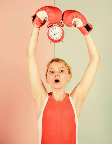 Stabilire l'ora dell'orologio. E 'ora di combattere. tempo per il successo. vincere la giornata. guanti da boxe donna sorpreso. Ragazza pugile tenere sveglia. energia mattutina. piena di potere. momento sbagliato — Foto Stock