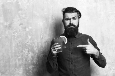 Vahşi hippi elinde tropik alkolik taze kokteyl tutuyor.