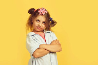 Tatil ve şimdiki konsept. Tatlı pembe kurdeleli çocuk.