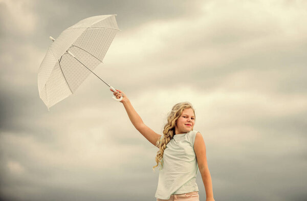 Свобода и свежесть. Счастливого дня детей. Наслаждаюсь спокойствием. Беззаботный ребенок на улице. Прогноз погоды. Готов к любой погоде. Погода меняется. Свежий воздух. Девушка с облачным зонтиком на фоне неба
