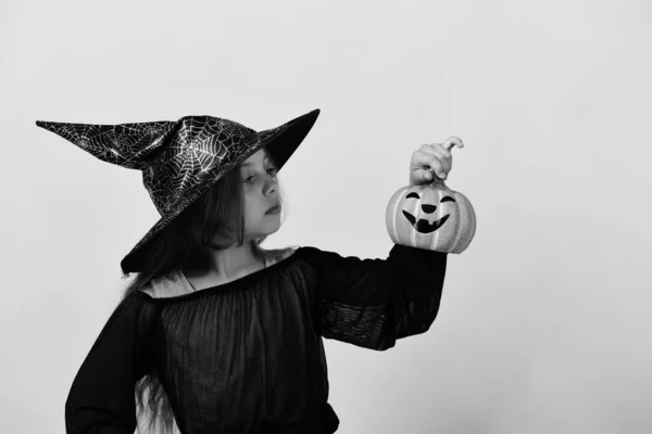 Halloween i koncepcja przyjęcia kostiumowego. Dziewczyna z rzeźbioną dynią pomarańczową — Zdjęcie stockowe