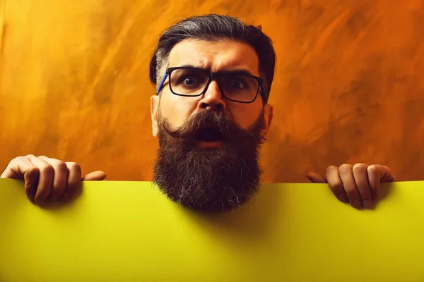 Бородатий чоловік, жорстокий білий хіпстер з вусами в окулярах — стокове фото