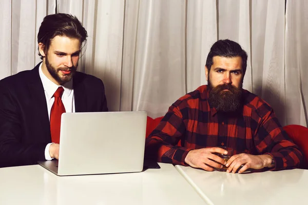 Bearded men, businessmen with glass of whiskey, laptop and phone — Stock Photo, Image