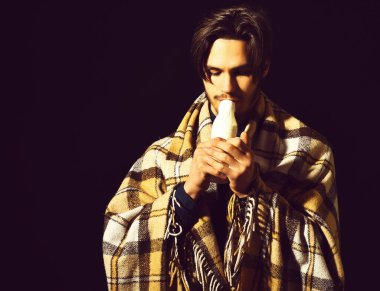 Ekoseli sakallı adam.