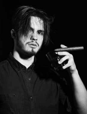 Viskili ciddi sakallı adam.