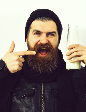 Sakallı, beyaz tenli hippi elinde cam süt kavanozu tutuyordu.