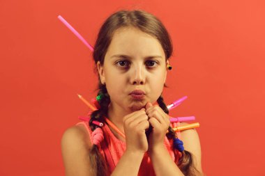 Okula ve sanat konseptine geri dönüyorum. Pembe elbiseli çocuk.