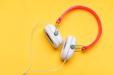 Plastikten yapılmış müzik kulaklığı. Hobi, eğlence ve müzik