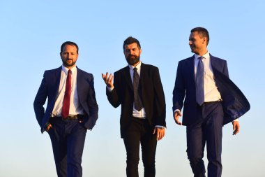Sakallı ve gülen yüzlü liderler projeyi tartışıyor.