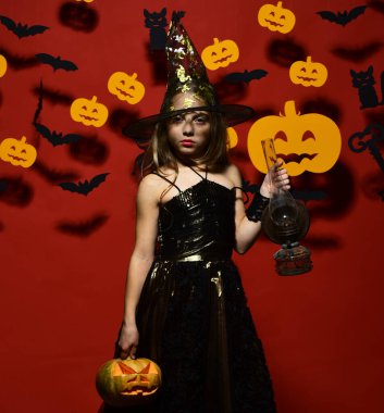 Cadılar Bayramı partisi ve dekorasyon konsepti. Ürkütücü cadı kostümlü çocuk.