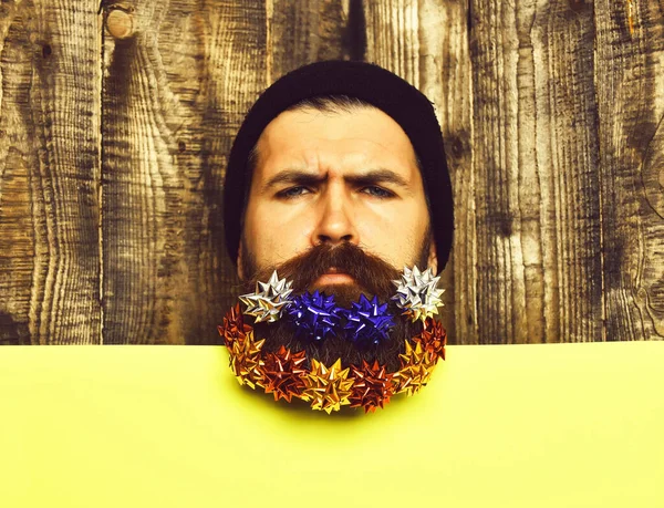 Homem barbudo, brutal caucasiano pensativo hipster com estrelas de decoração do presente — Fotografia de Stock