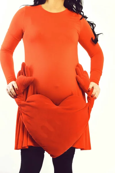 심장 베개를 들고 있는 임신부의 여성 손 — 스톡 사진