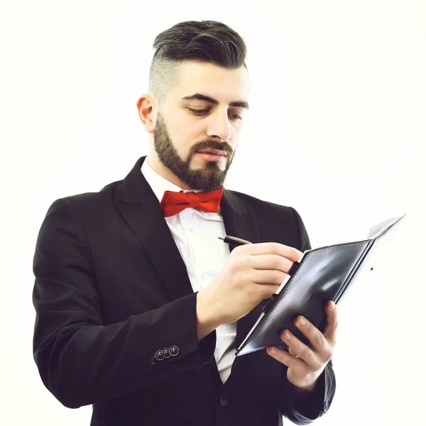 Бородатый бизнесмен в костюме и красном галстуке с улыбкой на лице — стоковое фото