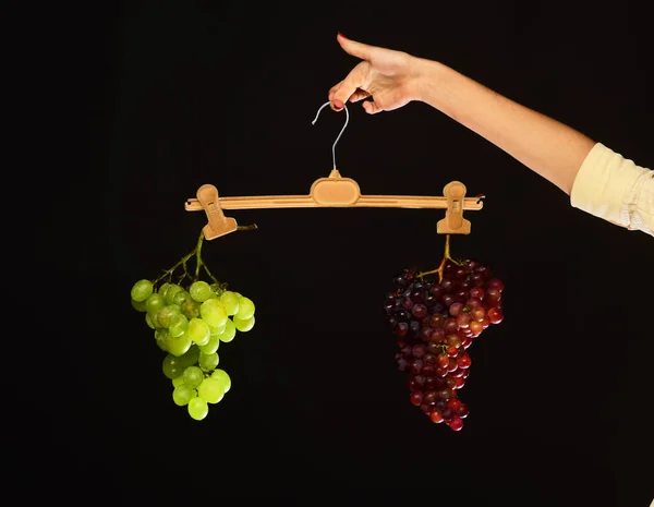 Racimos de uvas con el mismo peso. Otoño y estilo de vida saludable —  Fotos de Stock