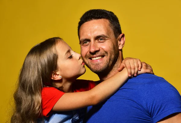 Kızı babasını yanağından öpüyor. Çocuk ve baba kucaklaşması — Stok fotoğraf