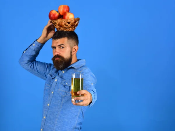 Hombre con barba sostiene tazón de fruta y jugo —  Fotos de Stock