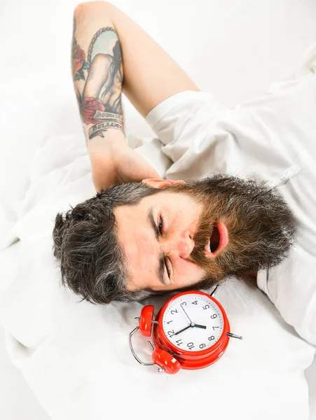 Hipster con barba y bigote dormido. Hombre con tatuajes —  Fotos de Stock