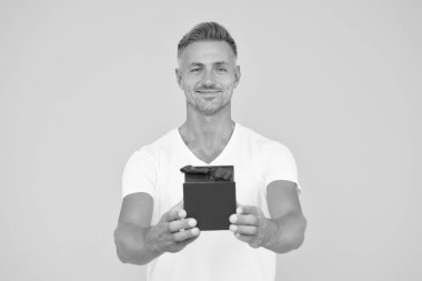 Bekârlığa veda günün kutlu olsun Bekar adam hediye kutusunu verir. Mutlu bekar sarı arka plan. Bekarlığa veda partisi hediyesi. 11 Kasım. Bekârlar günü. Bekarlığa veda gününü kutluyoruz