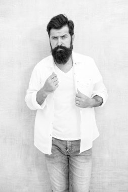 Sadece güzel bir gün. Sakallı adam beyaz gömlek giyer. Erkek modası. Yaz koleksiyonu. Beyaz gömlekli erkek model. Bıyıklı, vahşi, beyaz bir hippi. Sakallı yakışıklı adam. seksi model