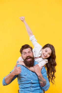 Hoş bir baba ve tatlı bir çocuk. Güçlü dostluk. Baba ve kızı birlikte. İletişim yetenekleri. Çocuk ve baba en iyi arkadaşlar. Ebeveynlik ve çocukluk. Babalar Günü konsepti. Aile ilişkileri